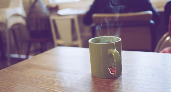 Bà ngoại dùng súng bắn vào chân cháu vì dám... đặt ly trà lên nội thất của bà Bà ngoại dùng súng bắn vào chân cháu vì dám... đặt ly trà lên nội thất của bà