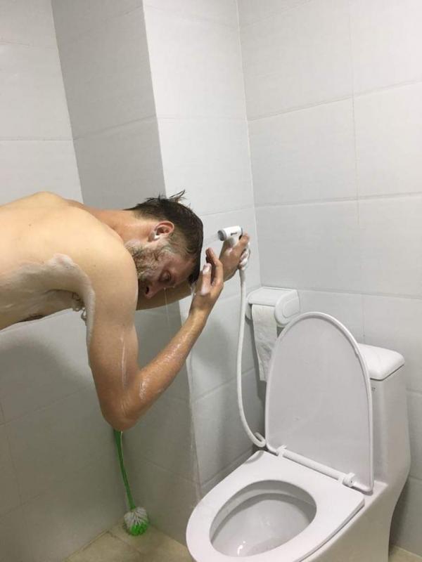Tới Việt Nam du lịch, anh 'Tây ngố' khiến dân ta cười ngất vì dùng nhầm vòi xịt toilet để... gội đầu! Tới Việt Nam du lịch, anh 'Tây ngố' khiến dân ta cười ngất vì dùng nhầm vòi xịt toilet để... gội đầu!