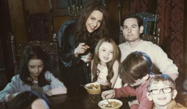 Plot twist gây sốc trong 'The Haunting Of Hill House' cho thấy nó vượt tầm một bộ phim kinh dị bình thường Plot twist gây sốc trong 'The Haunting Of Hill House' cho thấy nó vượt tầm một bộ phim kinh dị bình thường