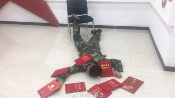Trào lưu té sấp mặt phiên bản toàn dân: Ai bảo nhà nghèo thì không được đu trend? Trào lưu té sấp mặt phiên bản toàn dân: Ai bảo nhà nghèo thì không được đu trend?