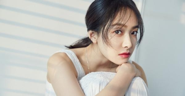 Chia sẻ của Victoria khiến dân Trung thương xót sau khi Sulli bảo F(x) là bộ quần áo không hợp với mình Chia sẻ của Victoria khiến dân Trung thương xót sau khi Sulli bảo F(x) là bộ quần áo không hợp với mình
