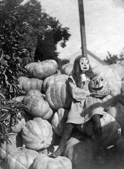 Rợn người với bộ sưu tập ảnh Halloween trắng đen những năm đầu thế kỉ 20 Rợn người với bộ sưu tập ảnh Halloween trắng đen những năm đầu thế kỉ 20