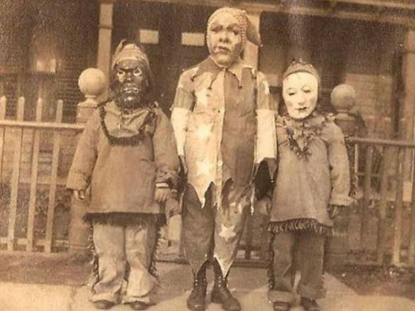 Rợn người với bộ sưu tập ảnh Halloween trắng đen những năm đầu thế kỉ 20 Rợn người với bộ sưu tập ảnh Halloween trắng đen những năm đầu thế kỉ 20