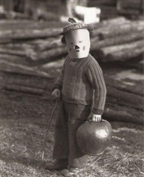 Rợn người với bộ sưu tập ảnh Halloween trắng đen những năm đầu thế kỉ 20 Rợn người với bộ sưu tập ảnh Halloween trắng đen những năm đầu thế kỉ 20