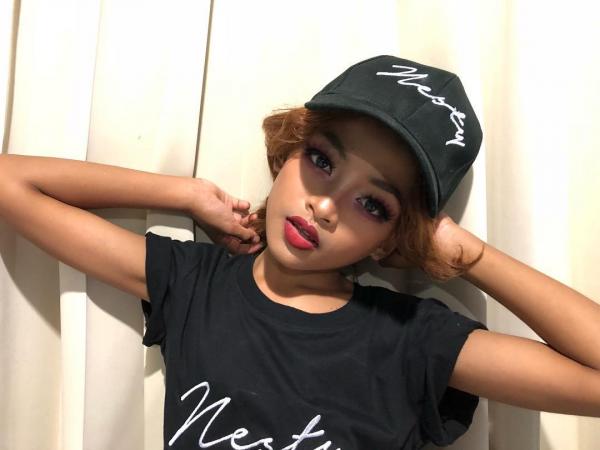 Ngả mũ trước thần thái và khả năng make-up chuyên nghiệp của cậu bé 12 tuổi Ngả mũ trước thần thái và khả năng make-up chuyên nghiệp của cậu bé 12 tuổi
