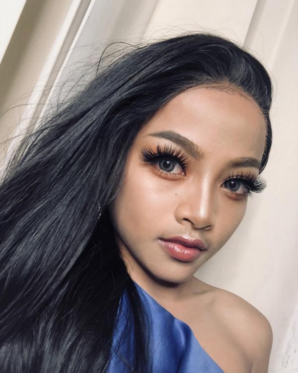 Ngả mũ trước thần thái và khả năng make-up chuyên nghiệp của cậu bé 12 tuổi Ngả mũ trước thần thái và khả năng make-up chuyên nghiệp của cậu bé 12 tuổi
