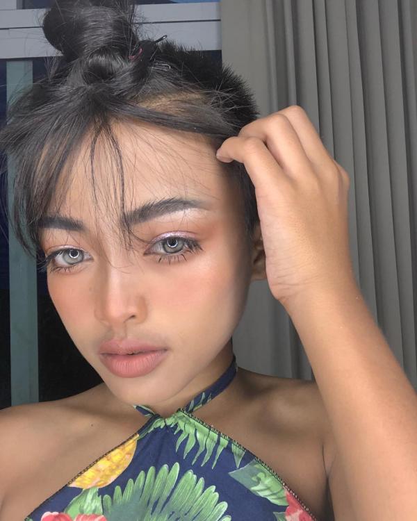 Ngả mũ trước thần thái và khả năng make-up chuyên nghiệp của cậu bé 12 tuổi Ngả mũ trước thần thái và khả năng make-up chuyên nghiệp của cậu bé 12 tuổi