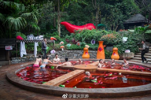 Đỉnh cao của sáng tạo: Bể tắm nước nóng 'cosplay' nồi lẩu Tứ Xuyên Đỉnh cao của sáng tạo: Bể tắm nước nóng 'cosplay' nồi lẩu Tứ Xuyên