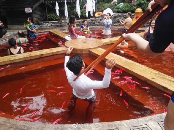 Đỉnh cao của sáng tạo: Bể tắm nước nóng 'cosplay' nồi lẩu Tứ Xuyên Đỉnh cao của sáng tạo: Bể tắm nước nóng 'cosplay' nồi lẩu Tứ Xuyên