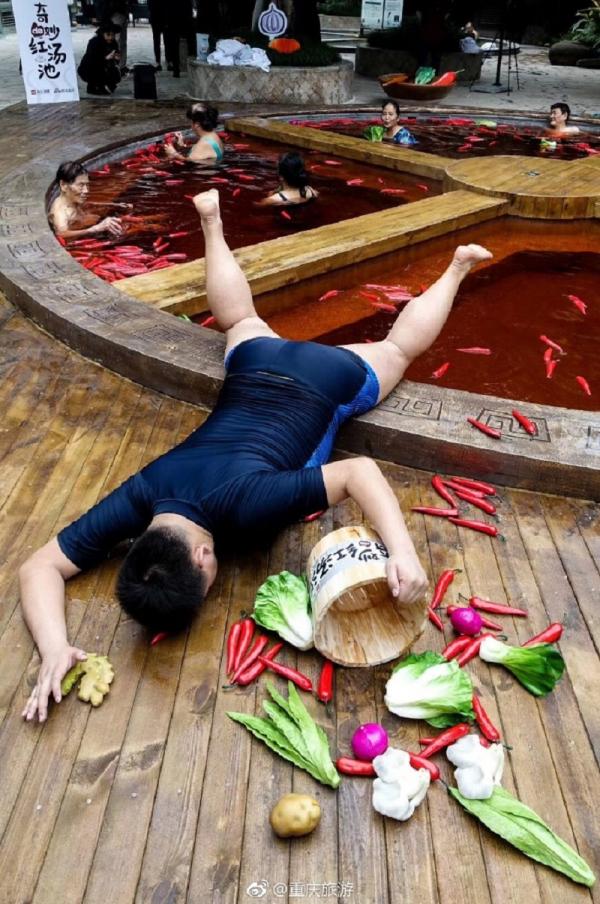 Đỉnh cao của sáng tạo: Bể tắm nước nóng 'cosplay' nồi lẩu Tứ Xuyên Đỉnh cao của sáng tạo: Bể tắm nước nóng 'cosplay' nồi lẩu Tứ Xuyên