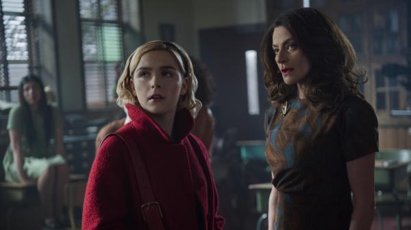 'Chilling Adventures of Sabrina': Một chút hù dọa, một chút tình yêu tuổi teen, thêm vài chi tiết na ná 'Harry Potter' 'Chilling Adventures of Sabrina': Một chút hù dọa, một chút tình yêu tuổi teen, thêm vài chi tiết na ná 'Harry Potter'