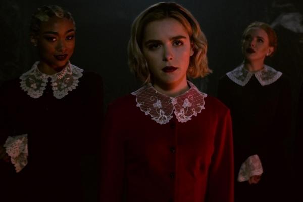 'Chilling Adventures of Sabrina': Một chút hù dọa, một chút tình yêu tuổi teen, thêm vài chi tiết na ná 'Harry Potter' 'Chilling Adventures of Sabrina': Một chút hù dọa, một chút tình yêu tuổi teen, thêm vài chi tiết na ná 'Harry Potter'