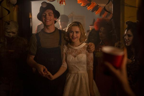 'Chilling Adventures of Sabrina': Một chút hù dọa, một chút tình yêu tuổi teen, thêm vài chi tiết na ná 'Harry Potter' 'Chilling Adventures of Sabrina': Một chút hù dọa, một chút tình yêu tuổi teen, thêm vài chi tiết na ná 'Harry Potter'