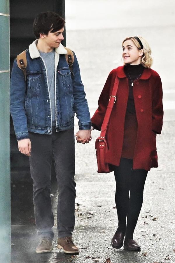 'Chilling Adventures of Sabrina': Một chút hù dọa, một chút tình yêu tuổi teen, thêm vài chi tiết na ná 'Harry Potter' 'Chilling Adventures of Sabrina': Một chút hù dọa, một chút tình yêu tuổi teen, thêm vài chi tiết na ná 'Harry Potter'