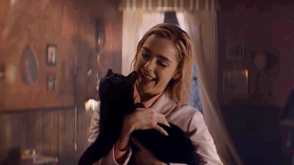 'Chilling Adventures of Sabrina': Một chút hù dọa, một chút tình yêu tuổi teen, thêm vài chi tiết na ná 'Harry Potter' 'Chilling Adventures of Sabrina': Một chút hù dọa, một chút tình yêu tuổi teen, thêm vài chi tiết na ná 'Harry Potter'
