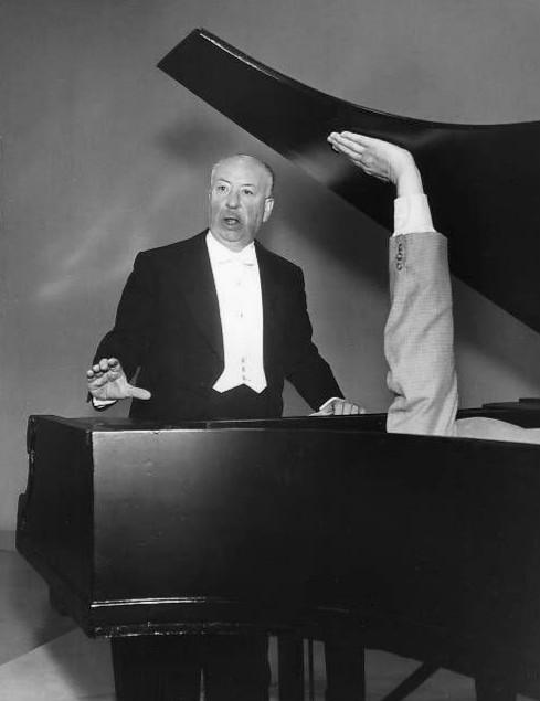 5 sự thật kì lạ về bậc thầy kinh dị Alfred Hitchcock: Chứng ám ảnh đồ ăn, mối thù với Walt Disney và những trò đùa quái dị 5 sự thật kì lạ về bậc thầy kinh dị Alfred Hitchcock: Chứng ám ảnh đồ ăn, mối thù với Walt Disney và những trò đùa quái dị