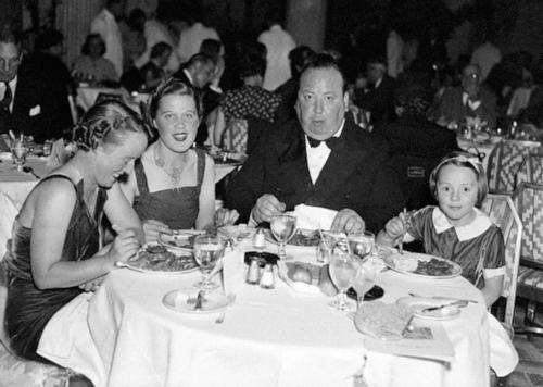 5 sự thật kì lạ về bậc thầy kinh dị Alfred Hitchcock: Chứng ám ảnh đồ ăn, mối thù với Walt Disney và những trò đùa quái dị 5 sự thật kì lạ về bậc thầy kinh dị Alfred Hitchcock: Chứng ám ảnh đồ ăn, mối thù với Walt Disney và những trò đùa quái dị