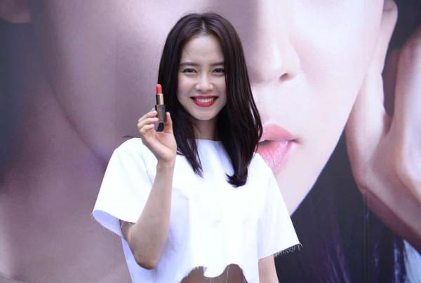 Ra đường ai cũng giống ai, phụ nữ Hàn Quốc bắt đầu chán ngán và chống lại tiêu chuẩn về nhan sắc Ra đường ai cũng giống ai, phụ nữ Hàn Quốc bắt đầu chán ngán và chống lại tiêu chuẩn về nhan sắc