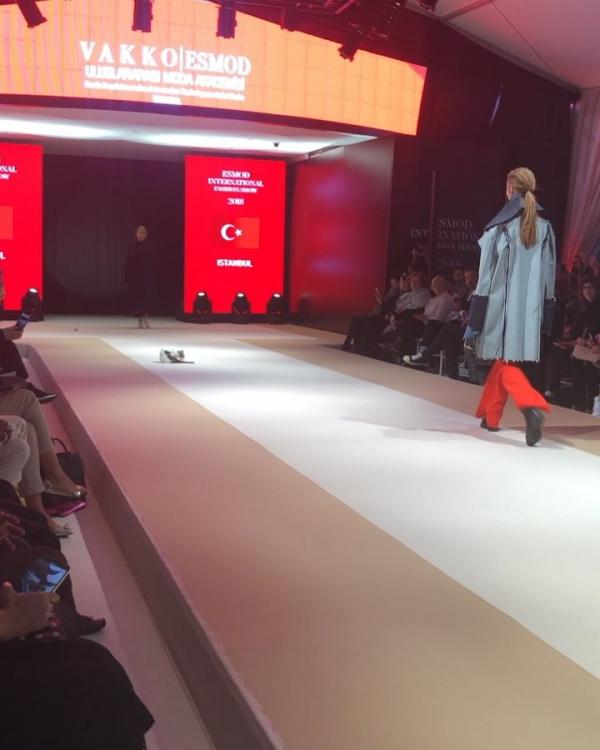 ‘Quàng thượng’ dạy dỗ các người mẫu dáng đi sang chảnh trên sàn catwalk ‘Quàng thượng’ dạy dỗ các người mẫu dáng đi sang chảnh trên sàn catwalk