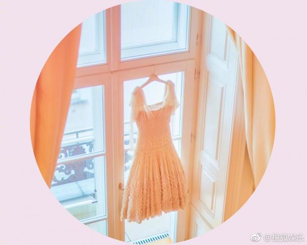 Cận cảnh lễ phục đầu tiên của Đường Yên: 650 giờ làm thủ công, đẹp hơn cả váy cưới của công chúa Cận cảnh lễ phục đầu tiên của Đường Yên: 650 giờ làm thủ công, đẹp hơn cả váy cưới của công chúa