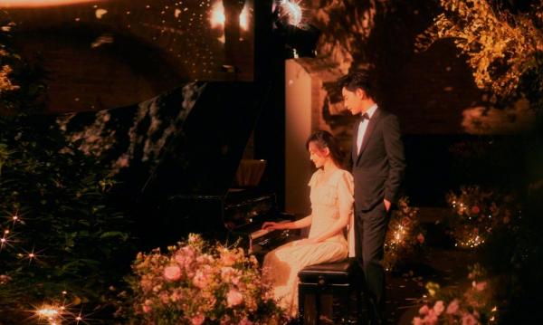 Cận cảnh lễ phục đầu tiên của Đường Yên: 650 giờ làm thủ công, đẹp hơn cả váy cưới của công chúa Cận cảnh lễ phục đầu tiên của Đường Yên: 650 giờ làm thủ công, đẹp hơn cả váy cưới của công chúa