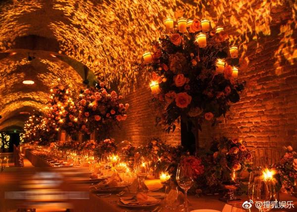 Cận cảnh lễ phục đầu tiên của Đường Yên: 650 giờ làm thủ công, đẹp hơn cả váy cưới của công chúa Cận cảnh lễ phục đầu tiên của Đường Yên: 650 giờ làm thủ công, đẹp hơn cả váy cưới của công chúa