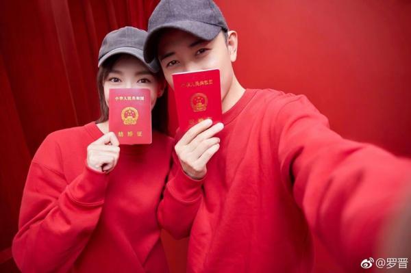 Đường Yên thành hôn cùng La Tấn: 'Thật may vì năm đó bỏ lỡ một Khưu Trạch!' Đường Yên thành hôn cùng La Tấn: 'Thật may vì năm đó bỏ lỡ một Khưu Trạch!'