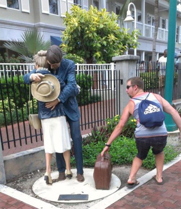 Tạo dáng với những bức tượng vô tri là cả một bầu trời nghệ thuật và sáng tạo của các 'cao thủ' Tạo dáng với những bức tượng vô tri là cả một bầu trời nghệ thuật và sáng tạo của các 'cao thủ'