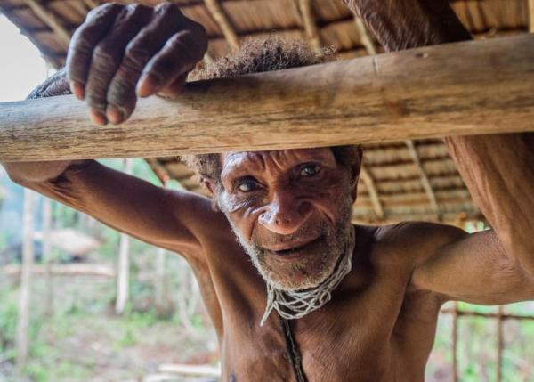 Bộ tộc ăn thịt người và sống trên cây ở Indonesia lần đầu tiên 'mở lòng' với thế giới Bộ tộc ăn thịt người và sống trên cây ở Indonesia lần đầu tiên 'mở lòng' với thế giới