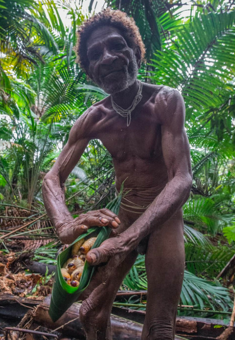 Bộ tộc ăn thịt người và sống trên cây ở Indonesia lần đầu tiên 'mở lòng' với thế giới Bộ tộc ăn thịt người và sống trên cây ở Indonesia lần đầu tiên 'mở lòng' với thế giới