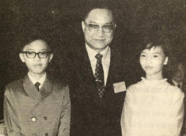 Cố văn hào Kim Dung muốn chỉnh sửa nội dung của 'Ỷ Thiên Đồ Long Ký' để nói rõ hơn về nỗi đau mất con Cố văn hào Kim Dung muốn chỉnh sửa nội dung của 'Ỷ Thiên Đồ Long Ký' để nói rõ hơn về nỗi đau mất con