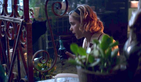 Lý do vì sao chú mèo Salem trong 'Chilling Adventures of Sabrina' không nói tiếng người như bản gốc Lý do vì sao chú mèo Salem trong 'Chilling Adventures of Sabrina' không nói tiếng người như bản gốc