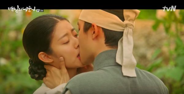 Cười đau bụng với bình luận của các ông anh EXO về nụ hôn màn ảnh đầu đời của D.O trong 'Lang Quân' Cười đau bụng với bình luận của các ông anh EXO về nụ hôn màn ảnh đầu đời của D.O trong 'Lang Quân'