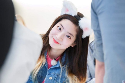 Bạn cũ rao bán ảnh kỷ yếu của Dahyun (TWICE) giá cao khó tin, tuyên bố ship toàn thế giới Bạn cũ rao bán ảnh kỷ yếu của Dahyun (TWICE) giá cao khó tin, tuyên bố ship toàn thế giới