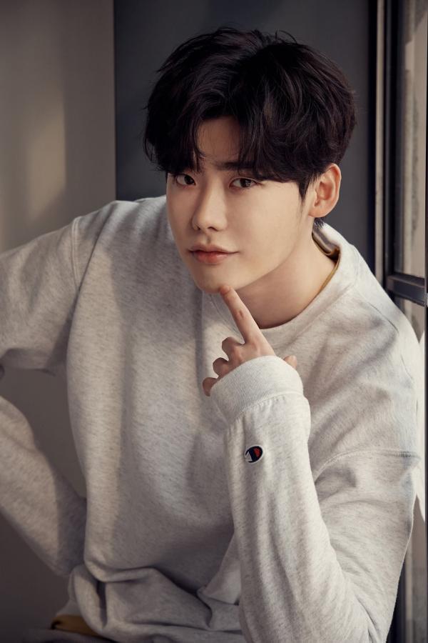 HOT: Ngay lúc này, Lee Jong Suk đang bị tịch thu hộ chiếu và giam lỏng tại sân bay Indonesia HOT: Ngay lúc này, Lee Jong Suk đang bị tịch thu hộ chiếu và giam lỏng tại sân bay Indonesia