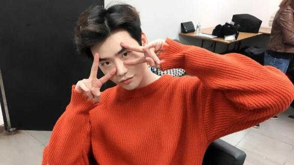 HOT: Ngay lúc này, Lee Jong Suk đang bị tịch thu hộ chiếu và giam lỏng tại sân bay Indonesia HOT: Ngay lúc này, Lee Jong Suk đang bị tịch thu hộ chiếu và giam lỏng tại sân bay Indonesia