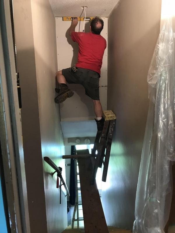 Những cách ngớ ngẩn mà đàn ông dùng để 'giải cứu' thế giới Những cách ngớ ngẩn mà đàn ông dùng để 'giải cứu' thế giới