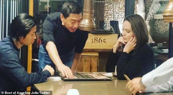 Thích tiếng Hàn và mê K-Pop, con trai Angelina Jolie sẽ vào đại học Yonsei danh tiếng của Hàn Quốc? Thích tiếng Hàn và mê K-Pop, con trai Angelina Jolie sẽ vào đại học Yonsei danh tiếng của Hàn Quốc?
