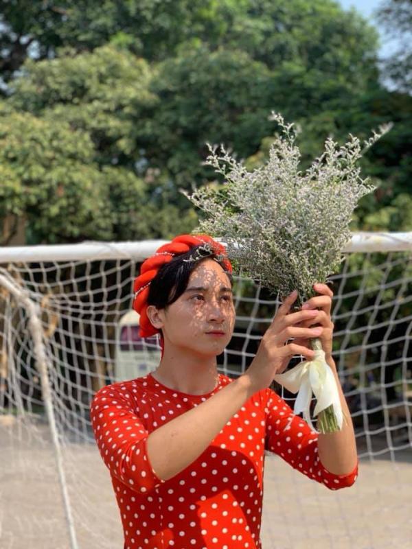 Nhóm bạn 'soái ca' diện áo dài chụp ảnh kỷ yếu khiến cư dân mạng trầm trồ Nhóm bạn 'soái ca' diện áo dài chụp ảnh kỷ yếu khiến cư dân mạng trầm trồ