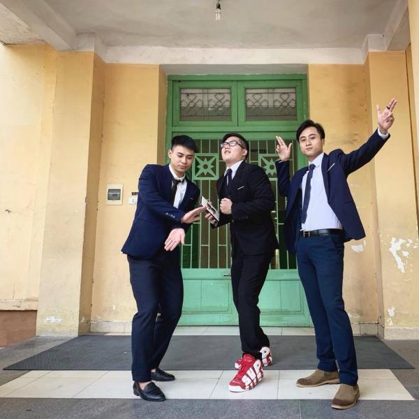 Nhóm bạn 'soái ca' diện áo dài chụp ảnh kỷ yếu khiến cư dân mạng trầm trồ Nhóm bạn 'soái ca' diện áo dài chụp ảnh kỷ yếu khiến cư dân mạng trầm trồ