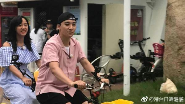 Seungri (BIGBANG) bị netizen tấn công khi kêu gọi fan vote cho một người mẫu trên tạp chí người lớn Seungri (BIGBANG) bị netizen tấn công khi kêu gọi fan vote cho một người mẫu trên tạp chí người lớn