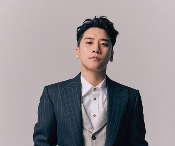 Seungri (BIGBANG) bị netizen tấn công khi kêu gọi fan vote cho một người mẫu trên tạp chí người lớn Seungri (BIGBANG) bị netizen tấn công khi kêu gọi fan vote cho một người mẫu trên tạp chí người lớn