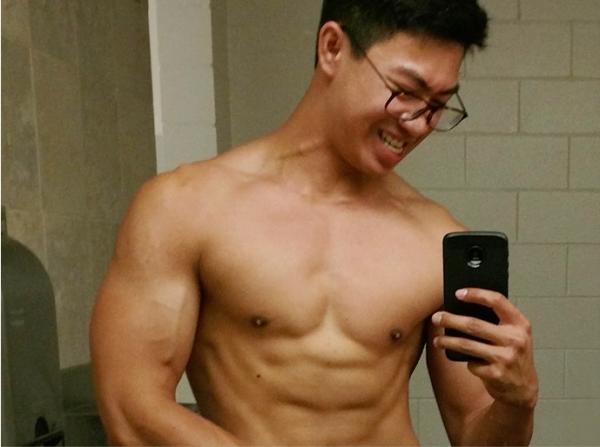 Cậu sinh viên gốc Việt nổi tiếng nhờ quyết tâm có thân hình 6 múi sau khi bị bạn bè trêu chọc là quá gầy Cậu sinh viên gốc Việt nổi tiếng nhờ quyết tâm có thân hình 6 múi sau khi bị bạn bè trêu chọc là quá gầy