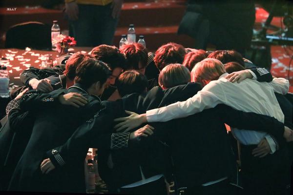 Wanna One sau khi tan rã: Người nhận trăm ngàn lời săn đón, kẻ chỉ có duy nhất một con đường để đi Wanna One sau khi tan rã: Người nhận trăm ngàn lời săn đón, kẻ chỉ có duy nhất một con đường để đi