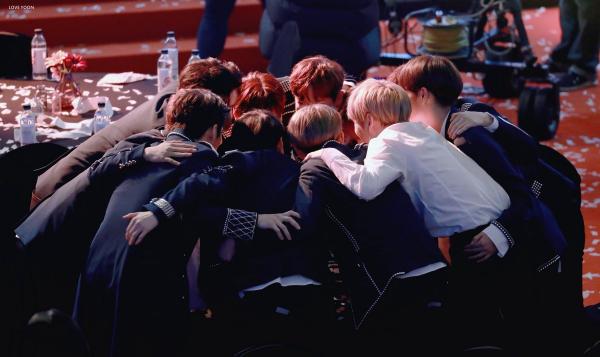 Wanna One sau khi tan rã: Người nhận trăm ngàn lời săn đón, kẻ chỉ có duy nhất một con đường để đi Wanna One sau khi tan rã: Người nhận trăm ngàn lời săn đón, kẻ chỉ có duy nhất một con đường để đi
