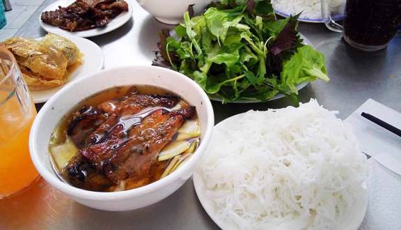 Du khách nước ngoài nức nở ngợi khen tour ẩm thực Việt Nam Du khách nước ngoài nức nở ngợi khen tour ẩm thực Việt Nam