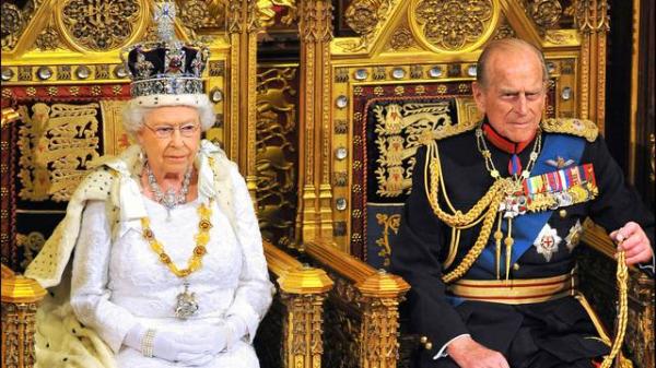 Công nương Meghan từng bị Nữ hoàng Elizabeth 'dằn mặt' vì vòi vĩnh ăn diện trong lễ cưới Công nương Meghan từng bị Nữ hoàng Elizabeth 'dằn mặt' vì vòi vĩnh ăn diện trong lễ cưới