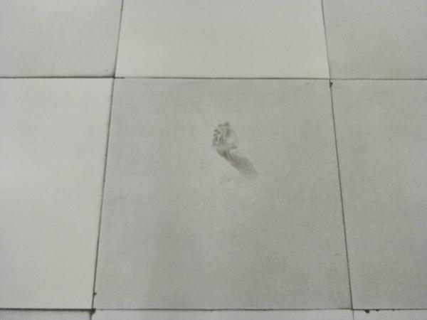 Hoang mang trước dấu chân ma 6 ngón trong trung tâm mua sắm Philippines Hoang mang trước dấu chân ma 6 ngón trong trung tâm mua sắm Philippines