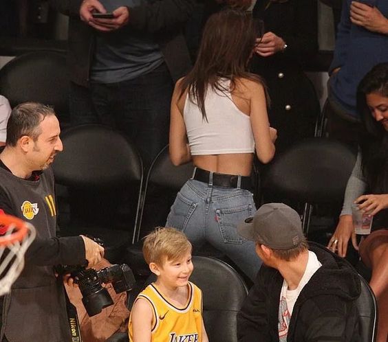 Khoảnh khắc ông bố một con không thể rời mắt khỏi thân hình nóng bỏng của Emily Ratajkowski Khoảnh khắc ông bố một con không thể rời mắt khỏi thân hình nóng bỏng của Emily Ratajkowski