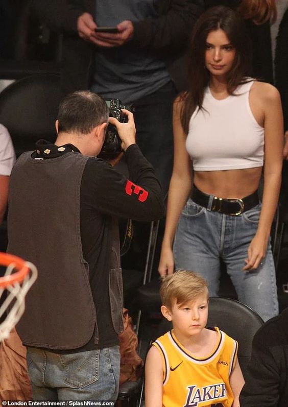 Khoảnh khắc ông bố một con không thể rời mắt khỏi thân hình nóng bỏng của Emily Ratajkowski Khoảnh khắc ông bố một con không thể rời mắt khỏi thân hình nóng bỏng của Emily Ratajkowski